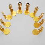 Örhängena står Clips Tray N°01 2nd Choice x 10 par guld
