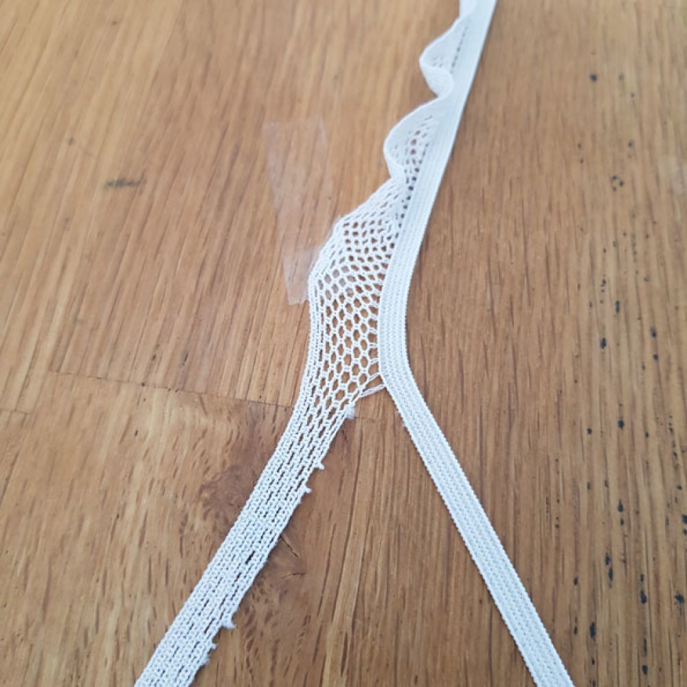 Vit elastisk 4,5 mm spets som ska sys
