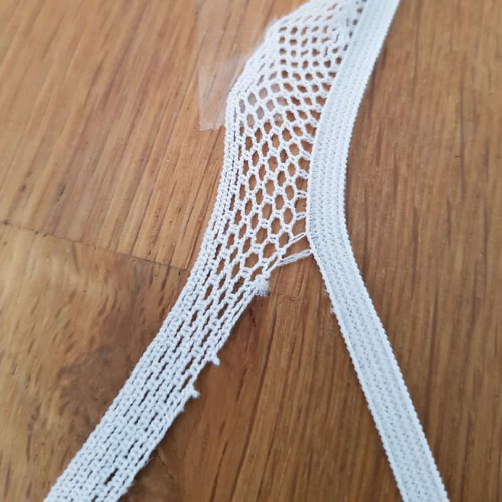 Vit elastisk 4,5 mm spets som ska sys