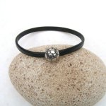 Armbandet i kohudläder svart med magnetlås fotboll.