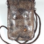 Pochette pour smarthone en cuir, longue bandoulière pour un porté travers.