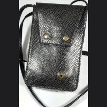 Pochette pour smarthone en cuir, longue bandoulière pour un porté travers.