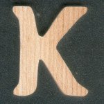 Bokstaven K av ask trä höjd 5 cm