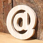 skylt arobase massivt bokträ handgjord