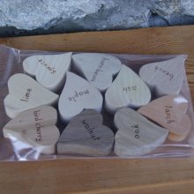 Påse med 10 massiva trähjärtan av olika arter, engelsk version, handgjord och pyrografisk