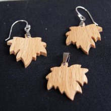 Lönnlövhalsband av bokträ, handgjorda spännen och hängsmycken
