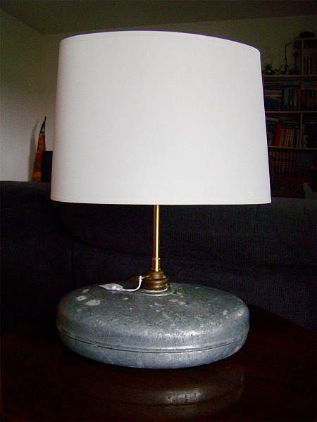 Antik lampa f&ouml;r varmvattenflaska i zink 