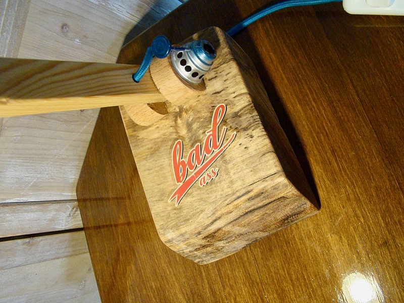 En tuff bl&aring; lampa f&ouml;r en stygg pojke