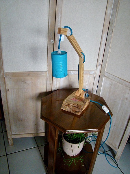 En tuff bl&aring; lampa f&ouml;r en stygg pojke