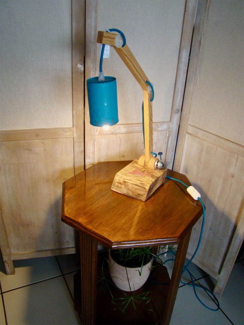 En tuff blå lampa för en stygg pojke