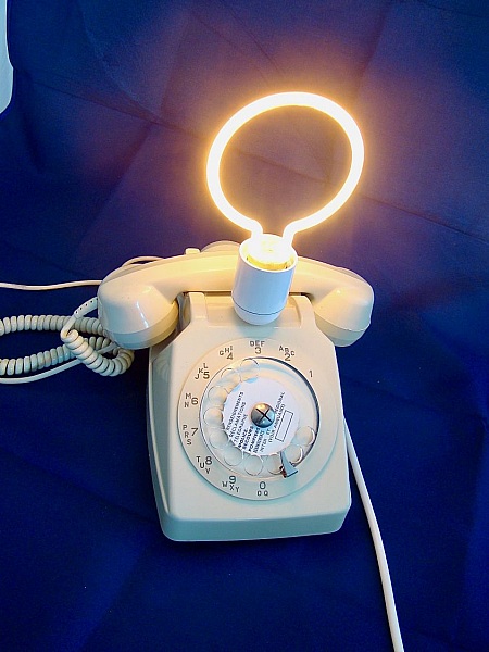 Dingo telefonlampa, vit neon!