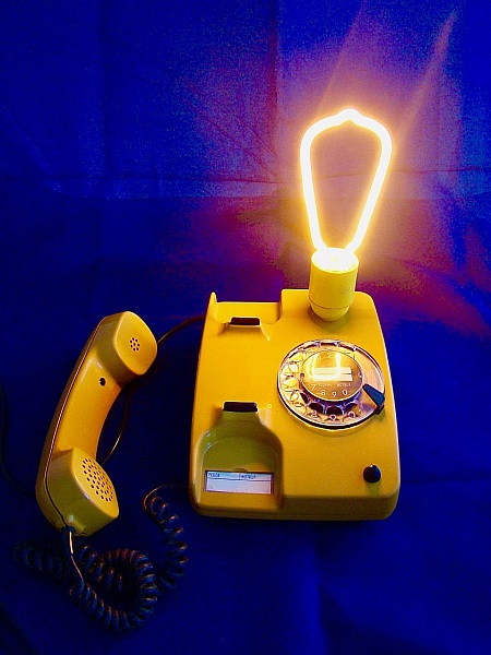 Telefonlampa i 80-talsstil Colonel Mustard !