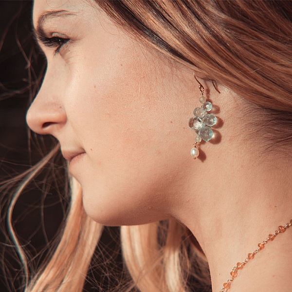 Boucles d'oreilles hippie chic en pierres bleues et perles.