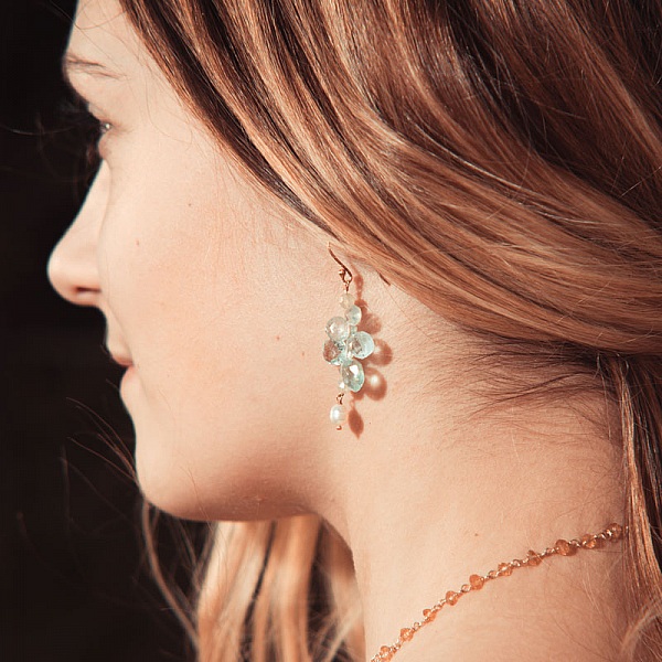 Boucles d'oreilles hippie chic en pierres bleues et perles.