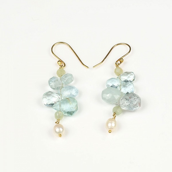 Boucles d'oreilles hippie chic en pierres bleues et perles.