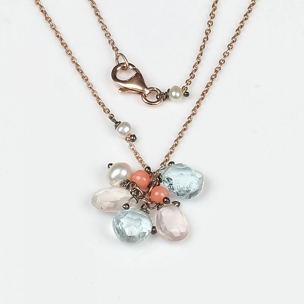 Collier pendentif création Trésor avec perles et pierres fines.