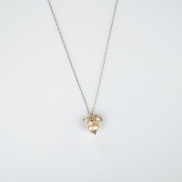 P&auml;rla i silver med ett enda h&auml;nge 