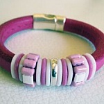 Regaliz armband i läder och rosa pärlor