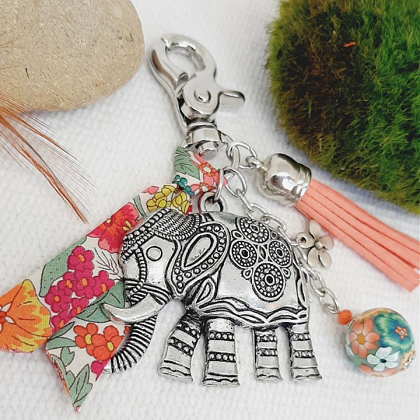 V&auml;ska med stort elefanth&auml;nge i antik silver och matchande band f&ouml;r en unik design.