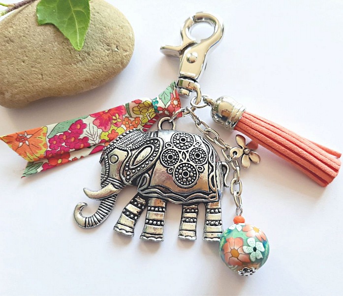 V&auml;ska med stort elefanth&auml;nge i antik silver och matchande band f&ouml;r en unik design.