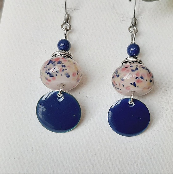boucles d'oreille blanc et bleu mouchet&eacute; avec perles faites &agrave; la main en verre fil&eacute;