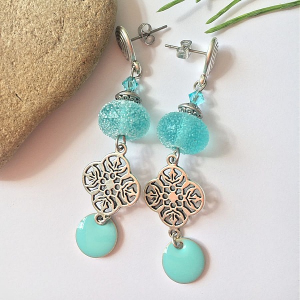 &ouml;rh&auml;ngen med s&ouml;t bl&aring; truquoise sky effekt p&auml;rla i handspunnet glas