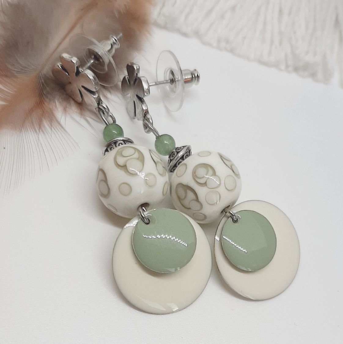 beige örhängen modefärger och mandelgröna med handgjorda pärlor 