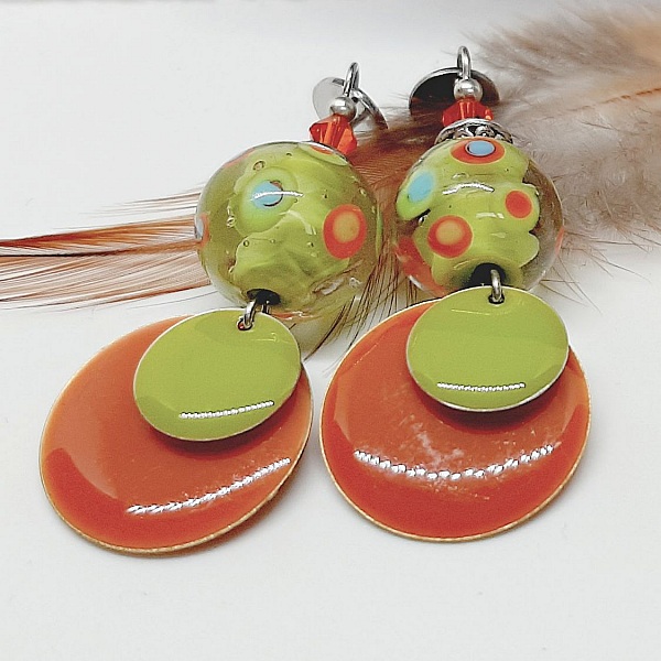 boucles d'oreilles color&eacute;es et uniques compos&eacute;es de perle en verre et de sequin orange d'automne et vert clair