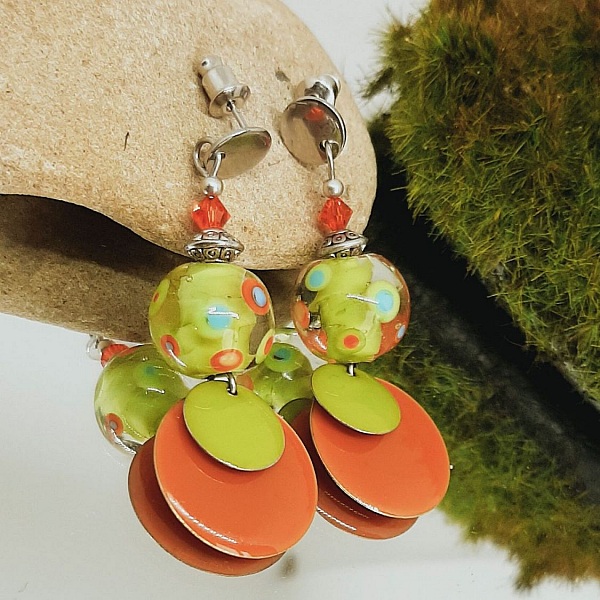 boucles d'oreilles color&eacute;es et uniques compos&eacute;es de perle en verre et de sequin orange d'automne et vert clair