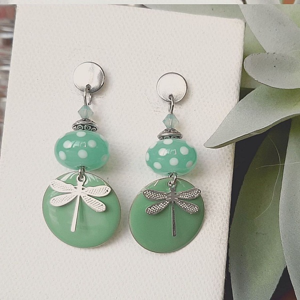 boucles d'oreilles discretes et pastels id&eacute;al pour tenue d'hiver 