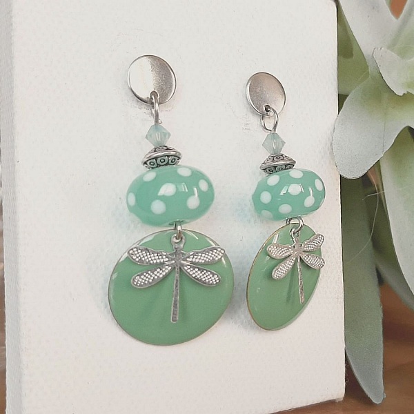 boucles d'oreilles discretes et pastels id&eacute;al pour tenue d'hiver 