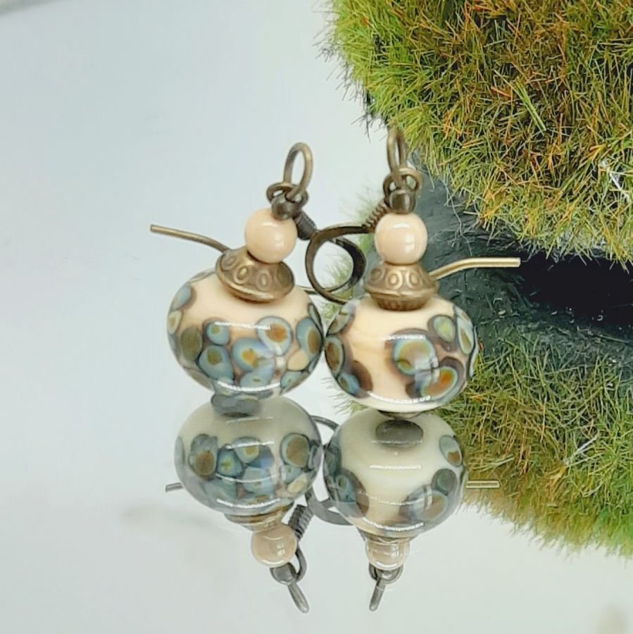 original fancy örhängen med en beige och brons rakue effekt glaspärla