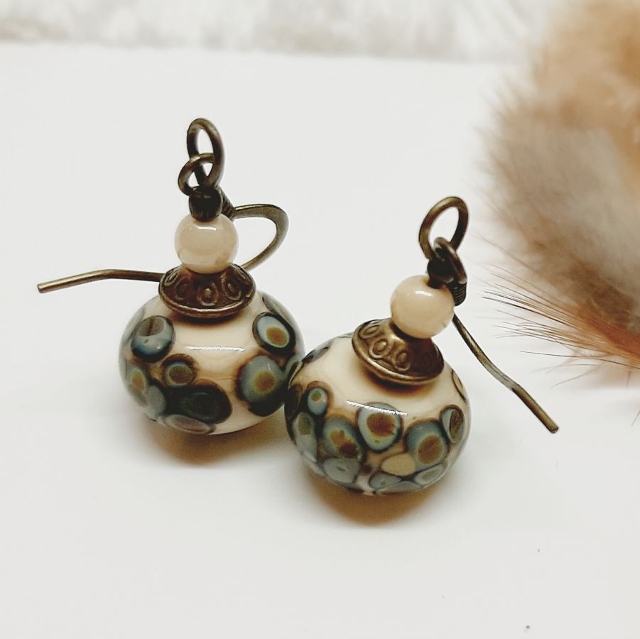 original fancy örhängen med en beige och brons rakue effekt glaspärla