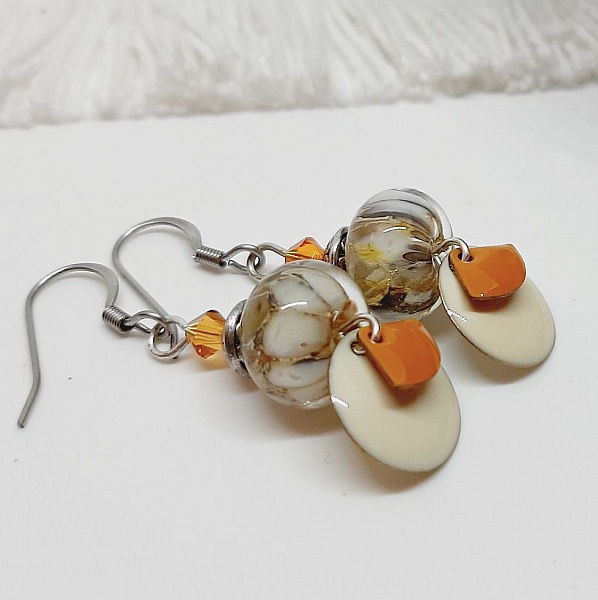 boucles oreilles jaune style &eacute;vezntail et &eacute;cru avec perle de cr&eacute;ateur