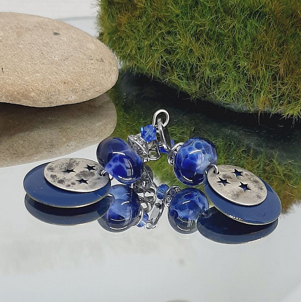 boucles d'oreilles nuit d'&eacute;toiles monochrome bleu avec perle de cr&eacute;ateur en verre fil&eacute; couleur bleue nuit 