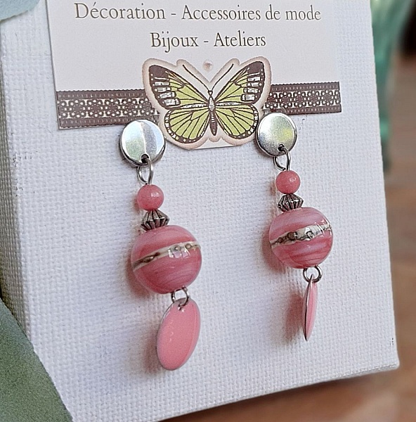 boucles d'oreilles pour oreilles perc&eacute;es rose guimauve