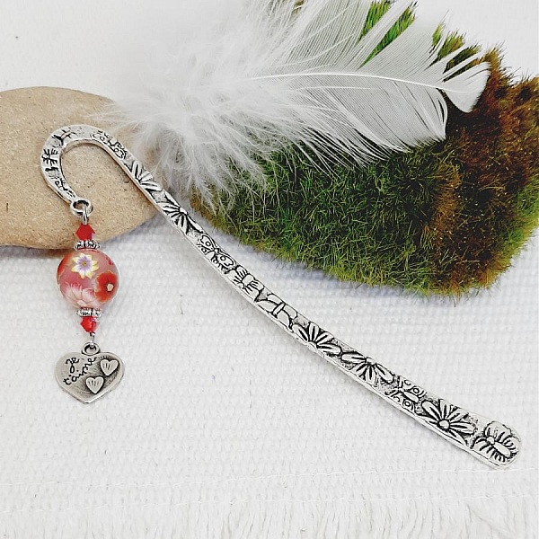 bokm&auml;rke h&auml;ngande hj&auml;rta graverat I love you och vacker r&ouml;d p&auml;rla f&ouml;r en k&auml;rleksg&aring;va