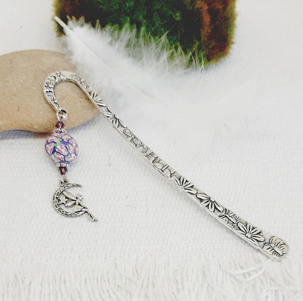 marque pages f&eacute;e sur lune argent&eacute; et perle violet effet mosaique faite &agrave; la main