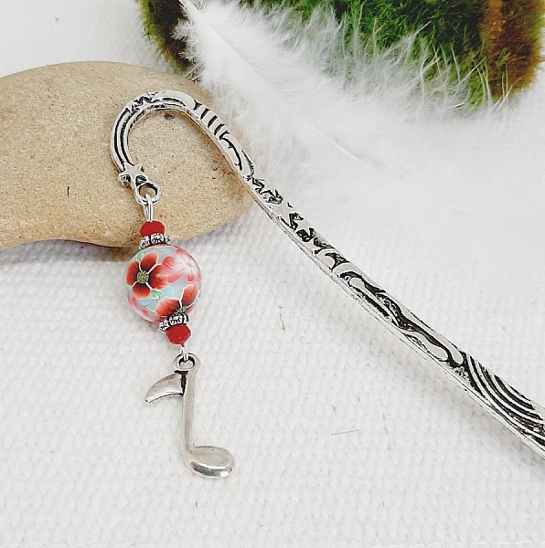 bokm&auml;rke med silverf&auml;rgat nottema och vacker handgjord vallmo-design