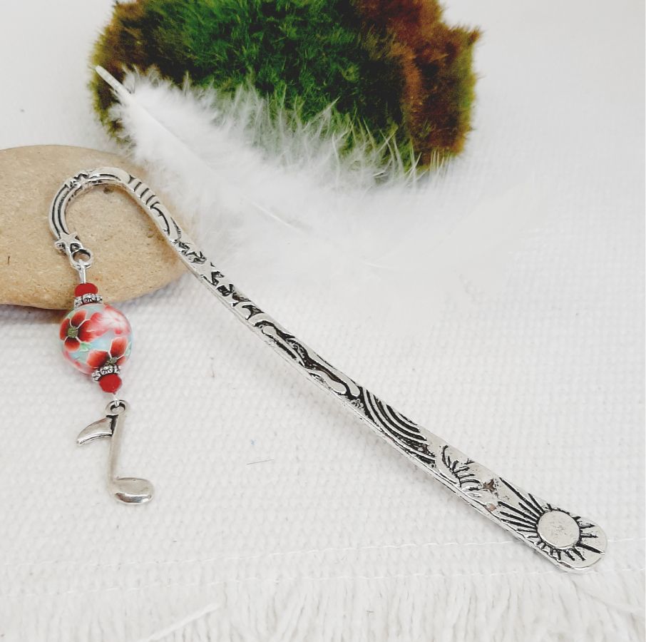 bokmärke med silverfärgat nottema och vacker handgjord vallmo-design