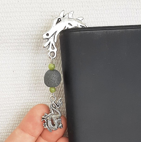 sidom&auml;rke drake h&auml;nge med gr&aring; handgjord p&auml;rla och natursten p&auml;rla