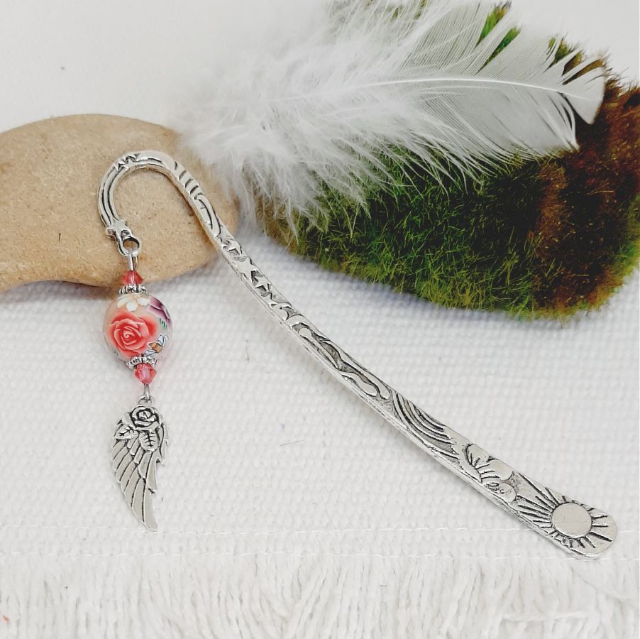 bokmärke med silver änglavinge och blomma pärla med vacker rosa ros