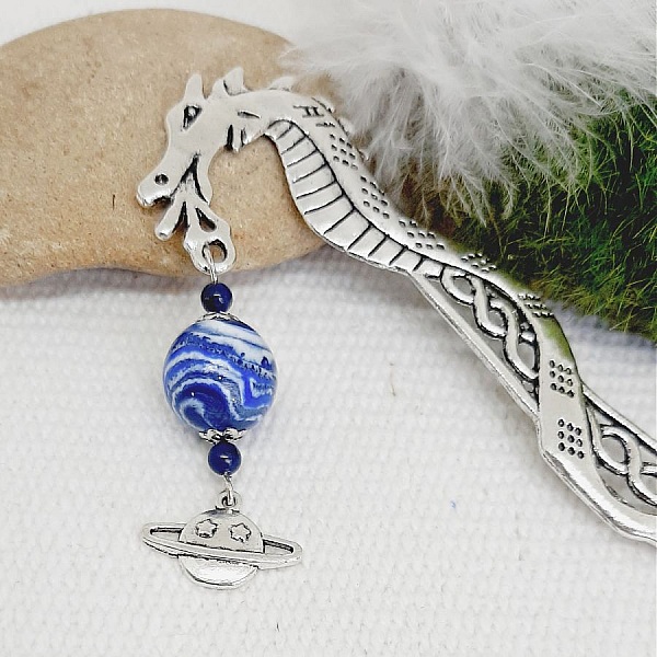 bokm&auml;rke vacker planet tema h&auml;nge med bl&aring; p&auml;rla ekologiska universum