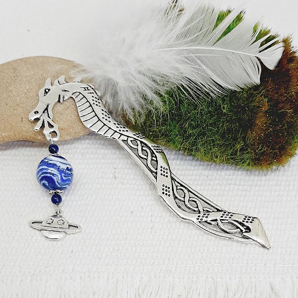 bokm&auml;rke vacker planet tema h&auml;nge med bl&aring; p&auml;rla ekologiska universum