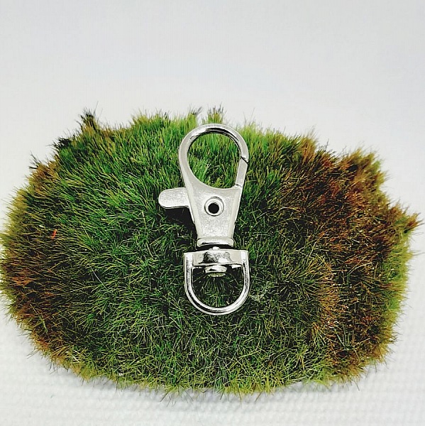 silver nyckelring med h&auml;st h&auml;nge och vacker handgjord r&ouml;d och vit p&auml;rla och f&auml;rgad rosa och gr&ouml;n designer p&auml;rla