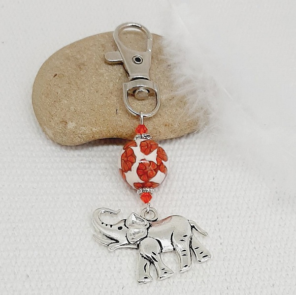 porte cl&eacute; argent&eacute; pendentif &eacute;l&eacute;phant argent&eacute; et perle artisanale faite &agrave; la main orange et beige