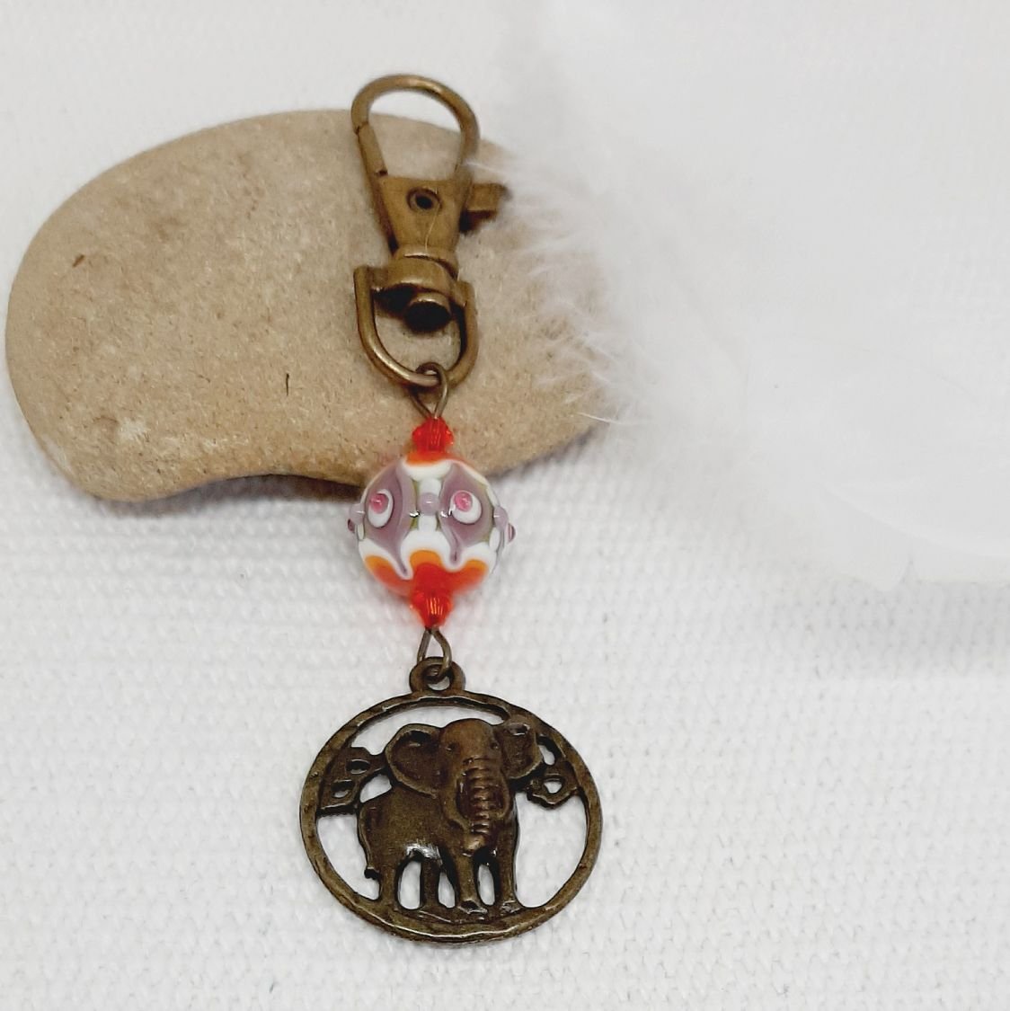 nyckelring hängande elefant bronsfärg och vacker handgjord spun glaspärla