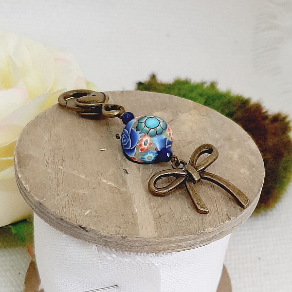 porte cl&eacute; pendentif rose style r&eacute;tro bronze et magnifique perle artisanale de forme originale