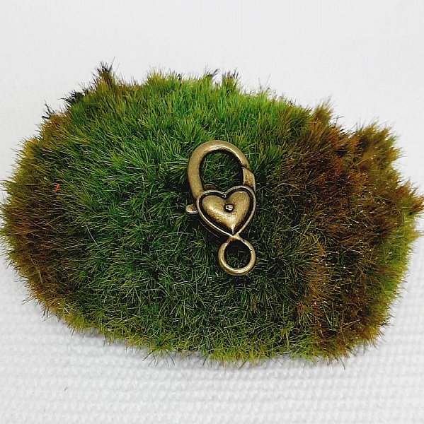 nyckelring h&auml;ngande h&auml;sthuvud bronsf&auml;rg och orange och brun p&auml;rla handgjord