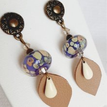 designer örhängen med handgjord glaspärla och läderblad med handgjord glaspärla